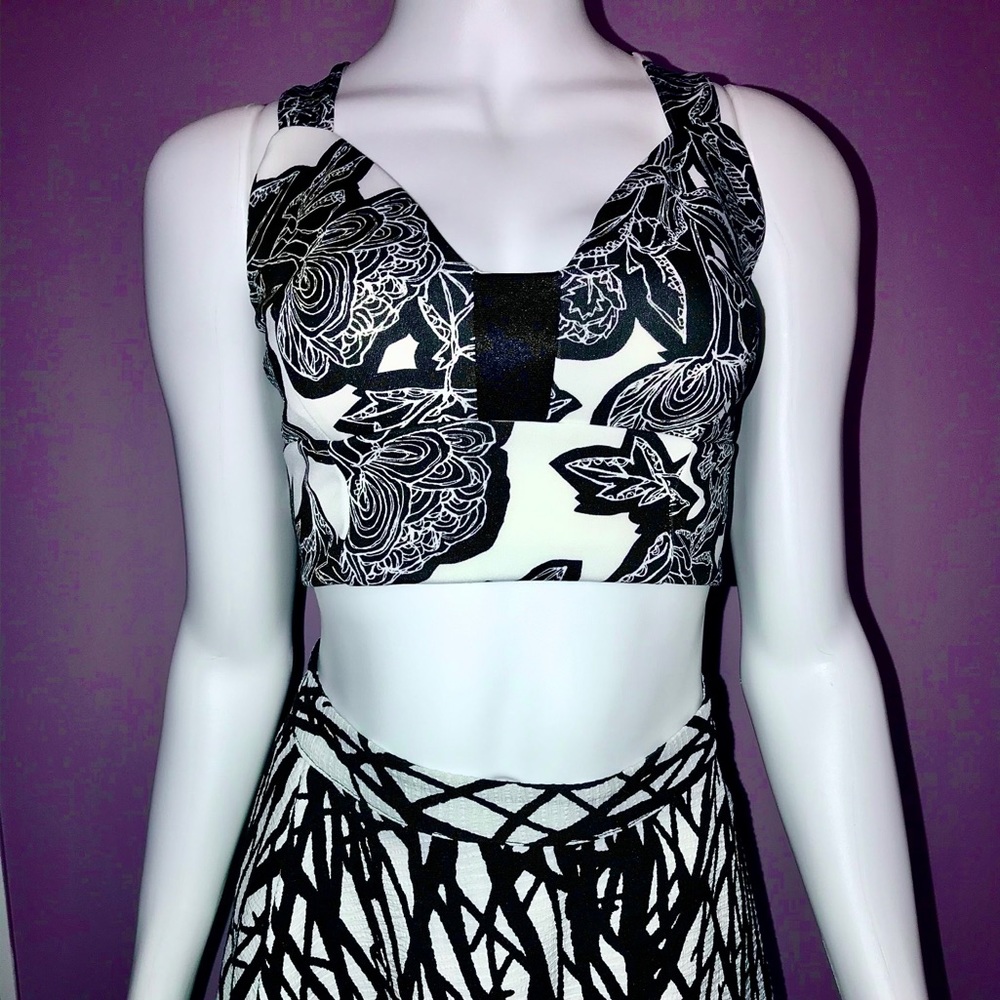 EXPRESS• Abstract Print crop top : size (XS) NEW